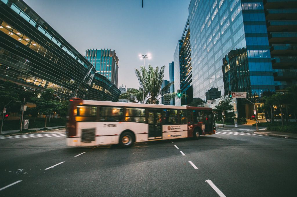 Ônibus passando por via em São Paulo