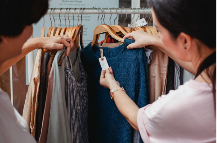 Duas mulheres comprando roupas