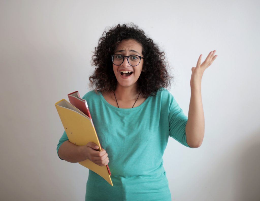 Mulher com a mão direita para cima, expressando desespero