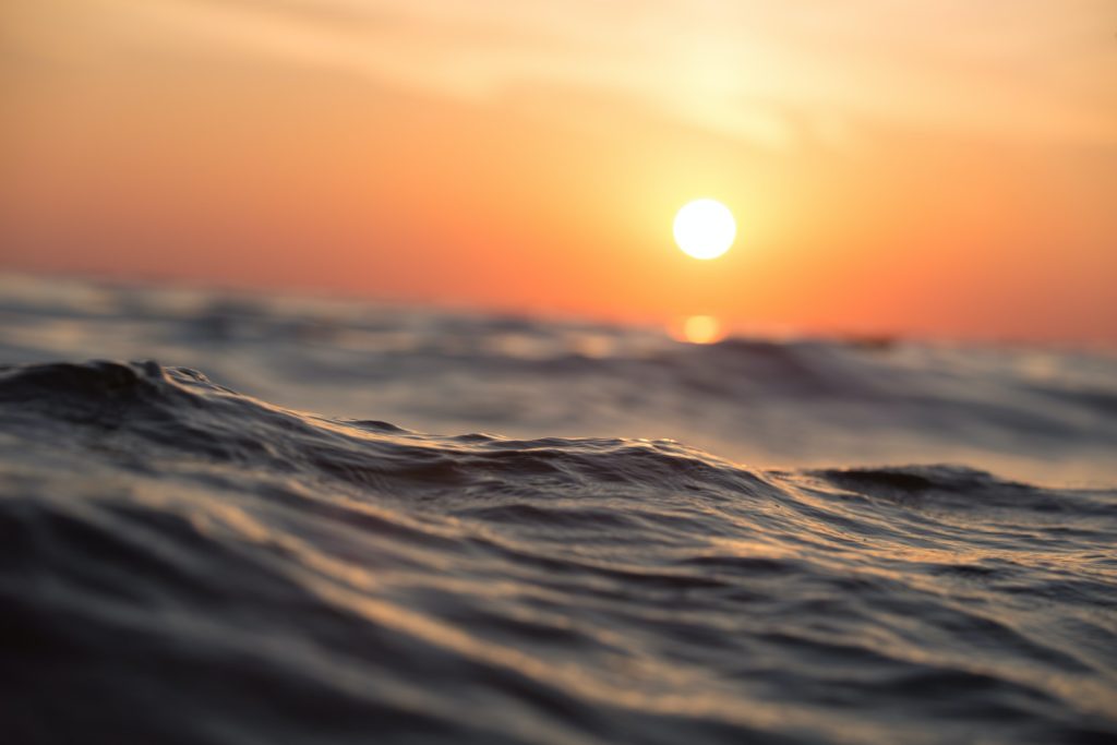 Sol sobre ondas do mar