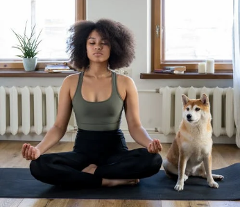 Mulher negra fazendo yoga