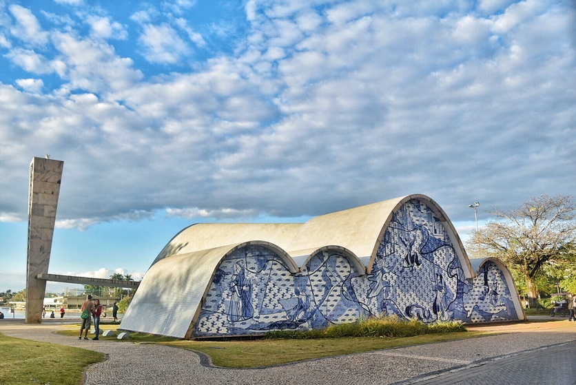 A imagem mostra a Igreja de São Francisco de Assis, localizada na Pampulha em Belo Horizonte.