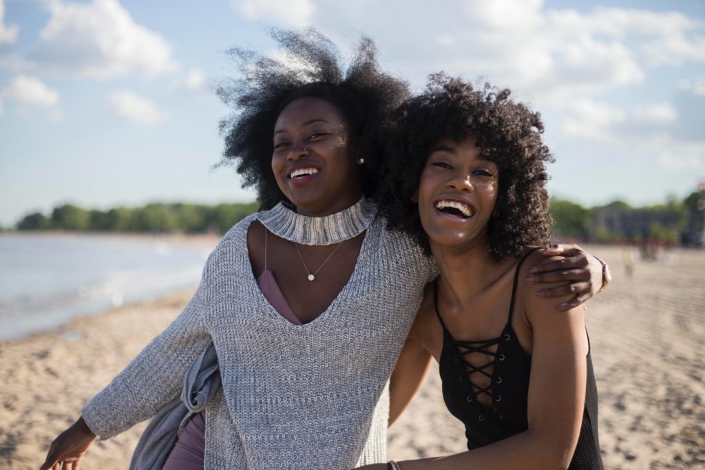 Duas mulheres se abraçando