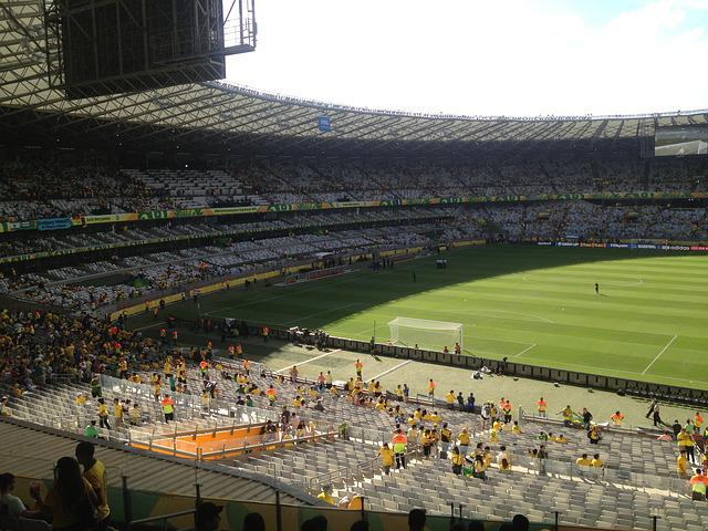 A imagem mostra uma vista de dentro do estádio Mineirão, onde é possível ver o campo, a arquibancada lateral e uma parte da cobertura do estádio. Um ponto a mais de lazer para quem mora em Belo Horizonte