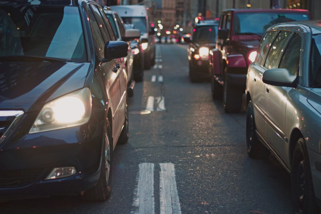 Carros parados no trânsito