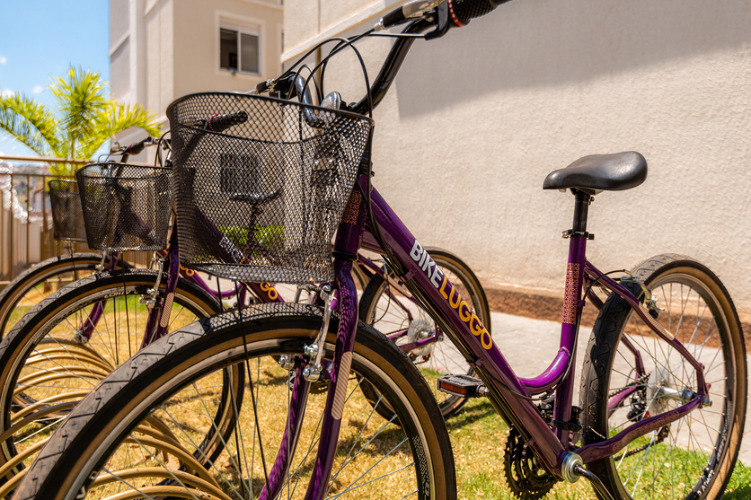 A imagem mostra bicicletas disponíveis nos empreendimentos Luggo para estimular a sustentabilidade, uma das missões das empresas verdes