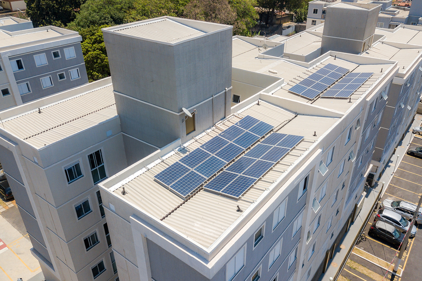 A imagem mostra uma vista aérea do Luggo Cipestre, com os paineis solares bem aparentes para ilustrar uma empresa verde