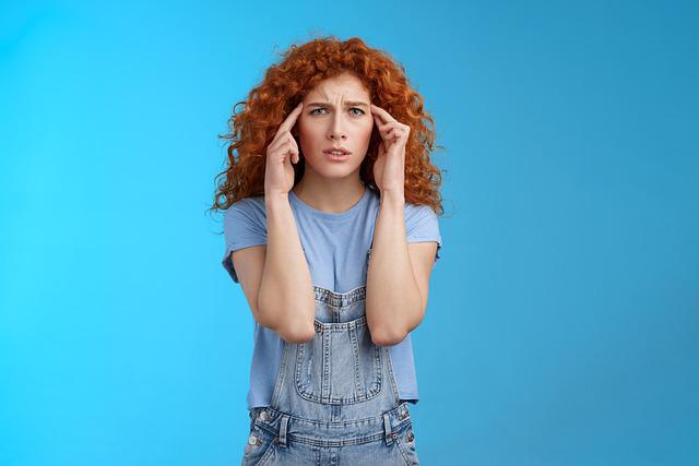 A imagem mostra uma mulher com as mãos na lateral da testa e com cara de preocupação para ilustrar a demora na resolução de problemas quando se faz um aluguel direto com proprietário inexperiente