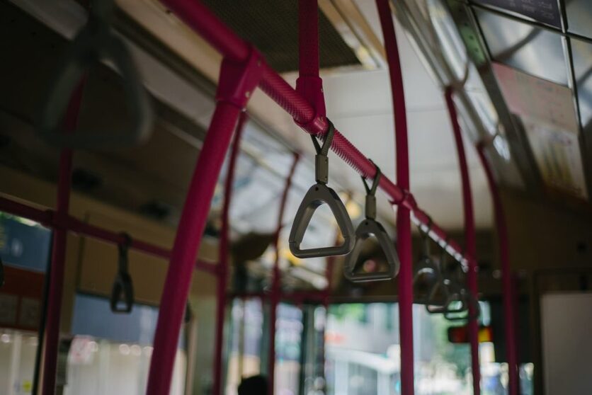 Suporte de equilíbrio de dentro de um ônibus comum.