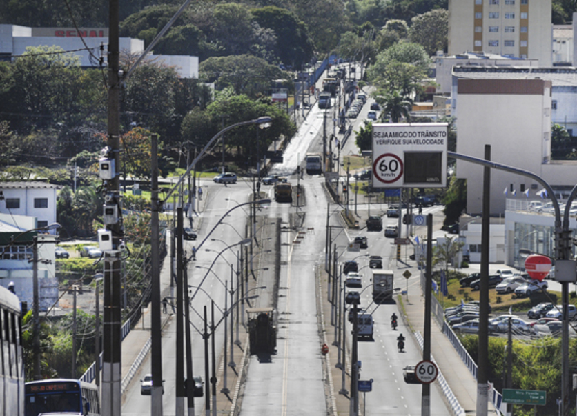 Vista geral da Avenida das Amoreiras. É possível ver alguns carros e placas de velocidade.