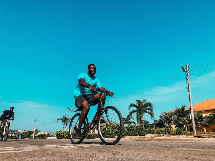 A imagem mostra um homem andando de bicicleta para ilustrar o que fazer na primavera