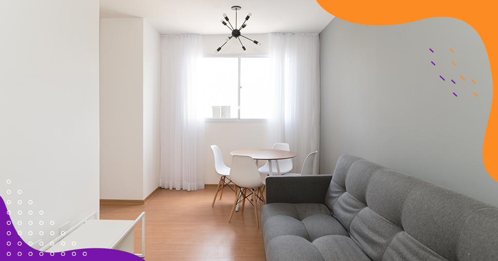 A imagem mostra um apartamento com sofá, mesa, cadeiras e um lustre para ilustrar o apartamento ou casa de cada signo