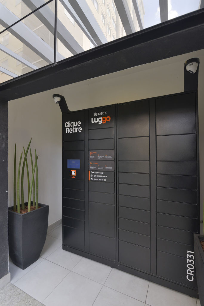 A imagem mostra um armário inteligente para colocar encomendas, ele tem espaço para encomendas de diferentes tamanhos para ilustrar o Smart Locker do Luggo Parque Industrial