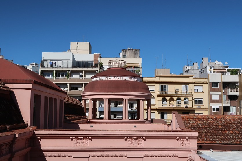 A imagem mostra o topo da Casa Mário Quintana, como letreiro do antigo Hotel Majestic para ilustrar como é morar em Porto Alegre, onde está o Luggo Jardim Carvalho.