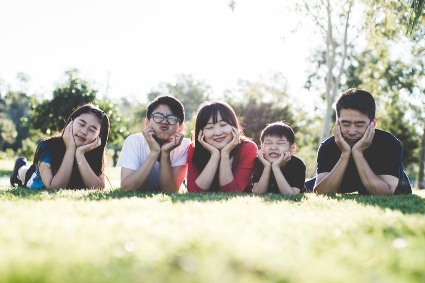 uma família formada por mãe, pai e 3 filhos, para ilustra a família no aluguel para empresas