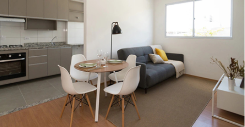 Apartamento mobiliado da Luggo com sofá, mesa de jantar, armários e fogão