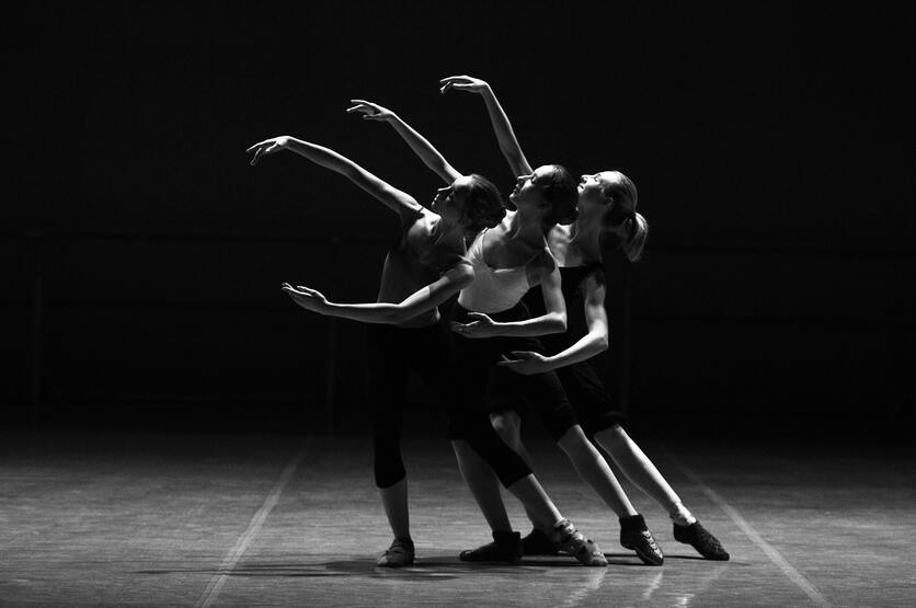 três pessoas em um palco em pose de dança para ilustrar cultura em poa