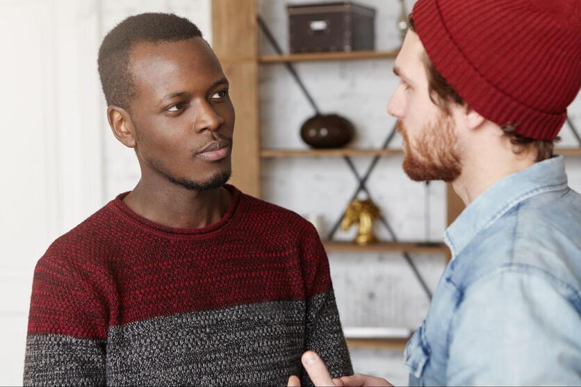 Dois vizinhos conversando para resolver um problema de barulho excessivo.