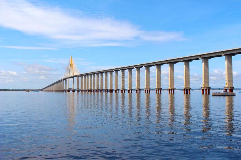 Rio Negro e ponte ao fundo, em Manaus.