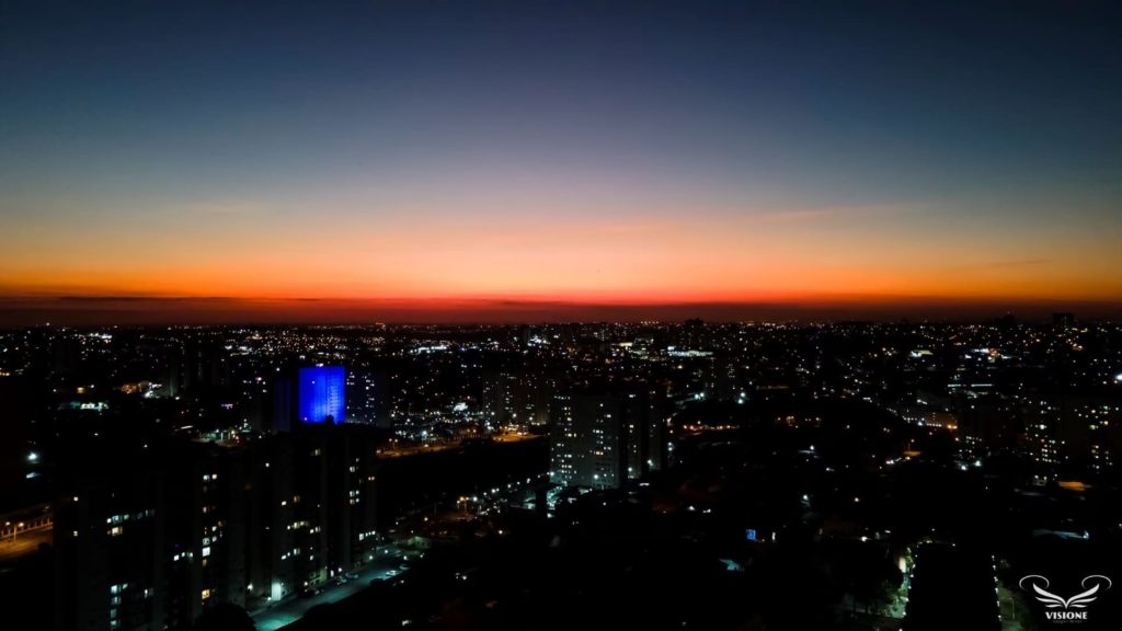 Iluminação roxa no prédio da Luggo em Campinas