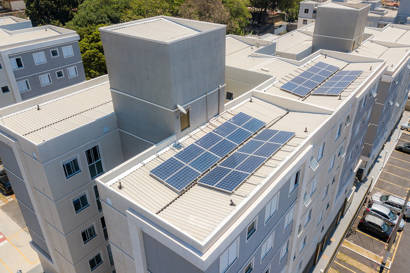Prédios do condomínio Luggo Cipreste, vistos de cima, com painéis solares nos telhados.