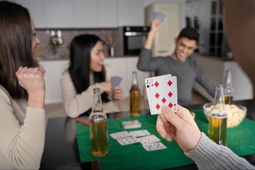 Amigos reunidos em volta de uma mesa, sorrindo, jogando poker.