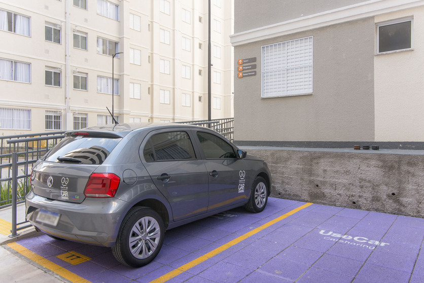 Garagem em condomínio Luggo, com carro da UseCar Carsharing estacionado em uma das vagas.