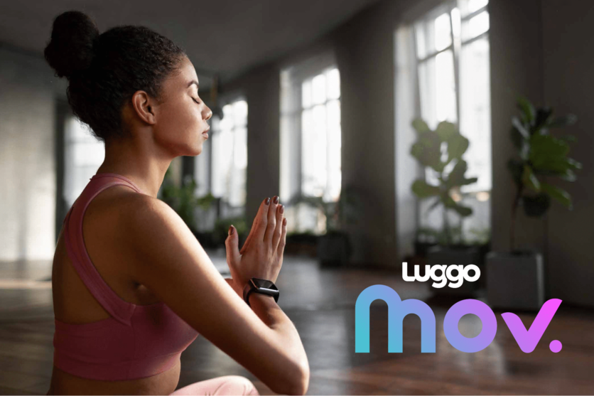 Mulher praticando yoga, de lado para a câmera. No canto inferior direito, o logo do "Luggo Mov".