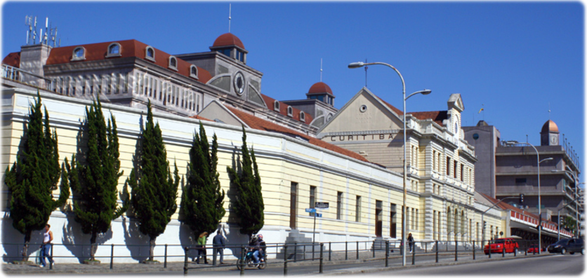 Antiga Estação Ferroviária de Curitiba, no bairro Rebouças, durante o dia.