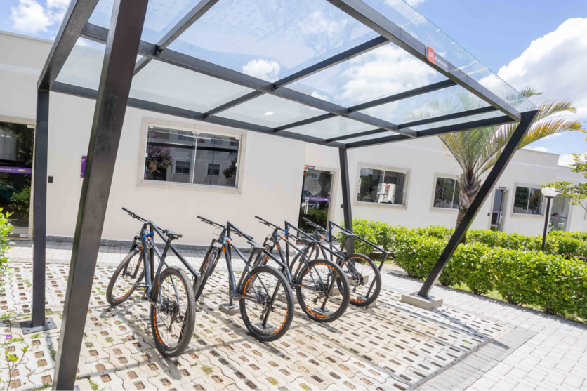 Bicicletário do Luggo Rebouças, com bicicletas estacionadas em local coberto.