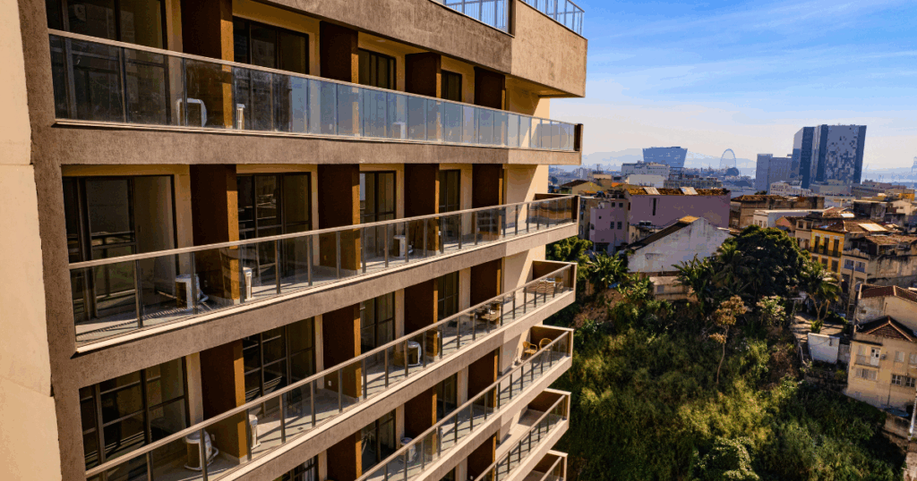 Fachada moderna e diferenciada do novo condomínio Luggo Mauá, no Rio de Janeiro, destacando a arquitetura inovadora e a plataforma exclusiva de serviços para aluguel.