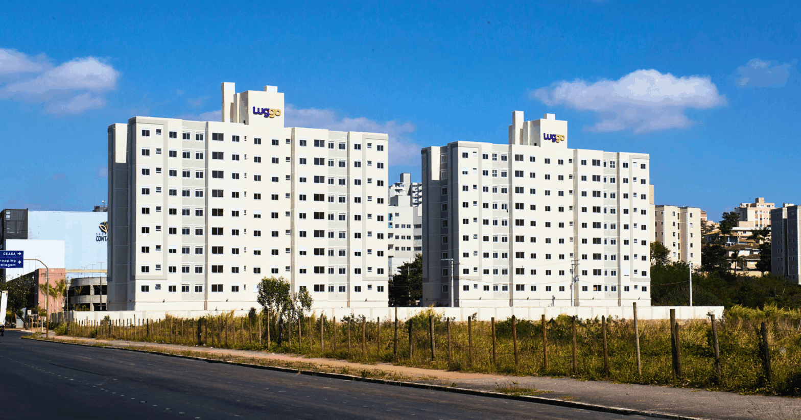 Fachada moderna de condomínio Luggo com varandas e vidros, representando o novo modelo multifamily.