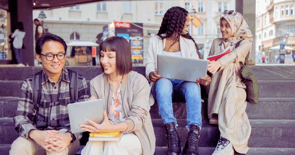 Jovens da Geração Z relaxando e usando tablet, ilustrando a busca por mobilidade e soluções digitais de aluguel.
